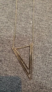 Pre-owned TRIPLE CHEVRON PENDANT GOLD TONE  LONG NECKLACE - Picture 1 of 3