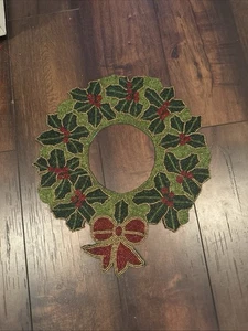 Pier 1 Imports Tovaglietta Natalizia Perline Corona di Agrifoglio Centrotavola 18" - Foto 1 di 4