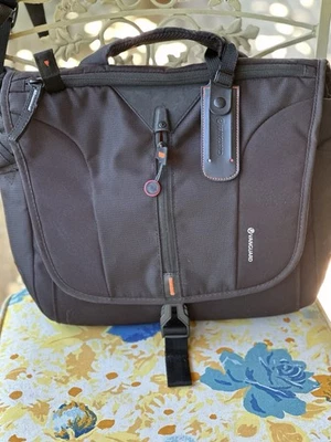 Vanguard Up-Rise 11 28 con cubierta de lluvia bolsa negra para cámara Foto 1 de 4