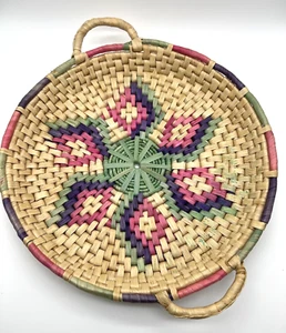 Vassoio cesto paglia erba marina geometrico intrecciato a mano con manici verde rosa viola 14" - Foto 1 di 6