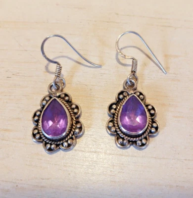 Pendientes colgantes ornamentados en lágrima de amatista de plata de ley Foto 1 de 4