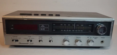 Realistic 1983 Chronomatic 225 12-1532 CLOCK RADIO Walnut Grain - SOUNDS GREAT Cover