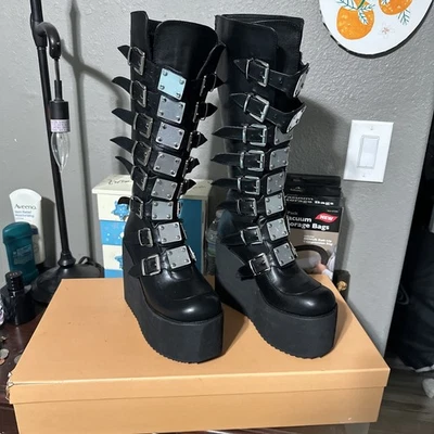 Bota hasta la rodilla Demonia Swing-815 negra de cuero vegano con plataforma de cuña talla 7 nueva con caja Foto 1 de 4