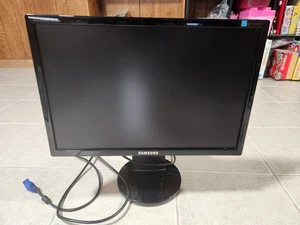 SAMSUNG SYNCMASTER 19in LCD MONITOR WITH POWER CORD STAND AND VGA CABLE 943BWX - Picture 1 of 3