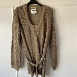 Gorgeous Belted Jumper Taupe With Gold Thread and under vest Size 20 NWT - Picture 1 of 14