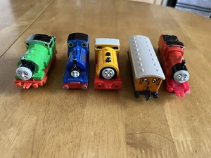 Motori ERTL Thomas & Friends x 5 Percy Sir Handel Bill James Annie pressofusi - Foto 1 di 9