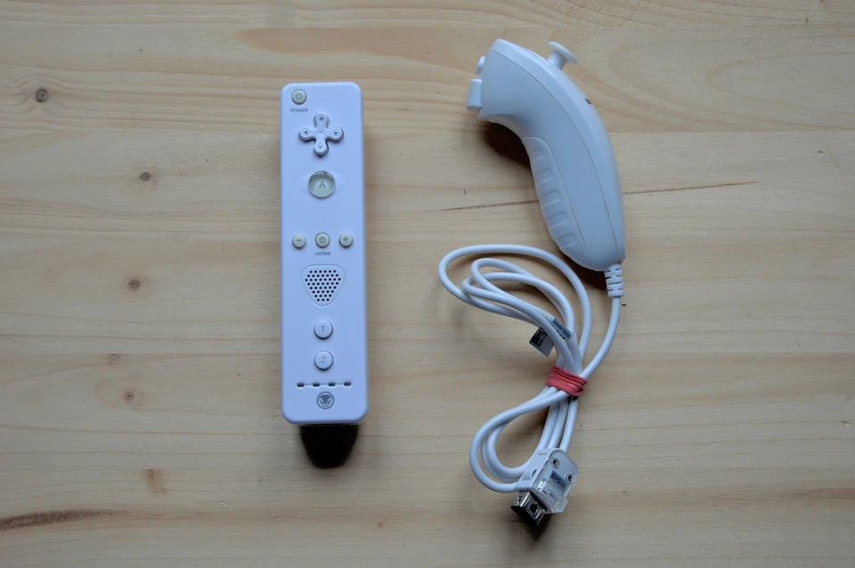 Wii - Nintendo Wii Remote Controller + Nunchuk (guter Zustand) - Bild 1 von 1