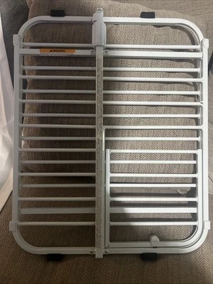 Puerta expandible Carlson Lil' Tuffy para gatos y perros con puerta pequeña para mascotas Foto 1 de 4