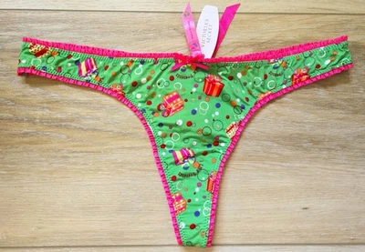 Nuevo con etiquetas Tanga Panty Vintage Victoria's Secret Pout Navidad Suave Sedoso con Volantes S Foto 1 de 3