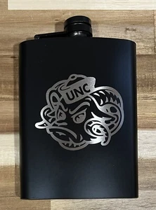 Tarheels de Carolina del Norte grabados 8 oz. Frasco negro, nuevo - Imagen 1 de 1