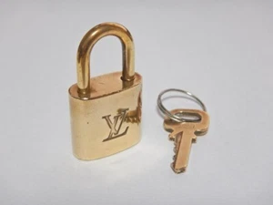 LOUIS VUITTON PadLock Bloqueo y Llave Latón Dorado Auténtico Número Aleatorio JP Usado - Imagen 1 de 4