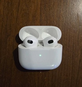АррІе АігҎоdѕ 3rd Generation - Magsafe case- Used, Good/ Factory reset - Picture 1 of 6