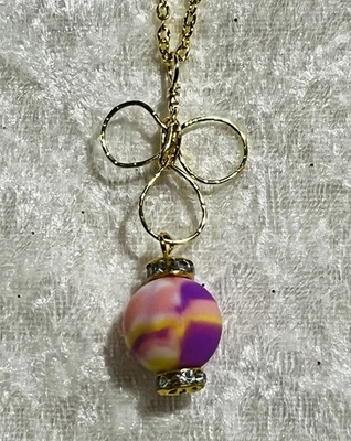 Collar de alambre chapado en oro con bola rosa púrpura amarilla acentuada con pedrería Foto 1 de 2