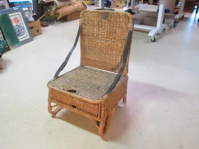Silla de pesca plegable vintage de mimbre y ratán con asiento de canoa de picnic Foto 1 de 4