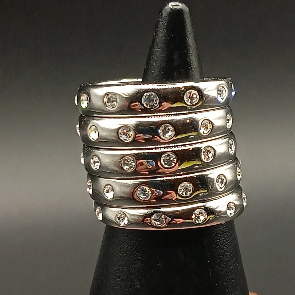 Anillo Apilable Joan Rivers Tono Plata Banda Con Pequeños Cristales Talla 5, Cantidad 5 Foto 1 de 4