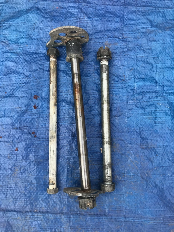 2002 02 Yamaha TTR225 TTR 225 conjunto de eixos dianteiro e traseiro roda de eixo pivô - Imagem 1 de 1