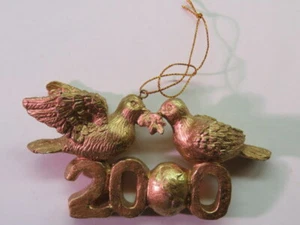 ORNAMENTO: Palomas de la Paz Año 2000 ~ Oro con Globo Representativo Letra "O" - Imagen 1 de 5