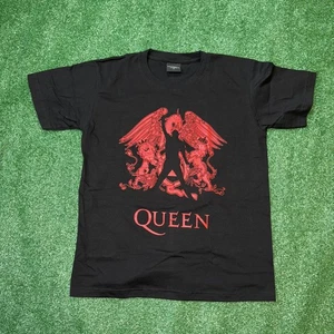 Queen Band T-Shirt Black Red Graphic Tee Size M Rock Music Unisex Retro Style - Picture 1 of 6