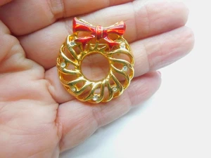 Red Enamel Clear Rhinestone Gold Tone Metal Christmas Wreath Brooch Vintage - Picture 1 of 4