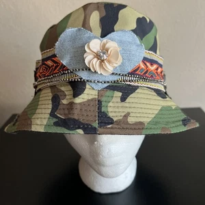 Upcycling Camo Fischerhut Herzen Band Perlen Blumenborte Boho Hippie - Bild 1 von 11