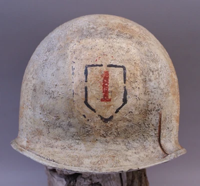 WW2 U.S. M1 CASCO 1ª Infantería Nieve Camuflaje Costura Frontal Fianza Fija Foto 1 de 4