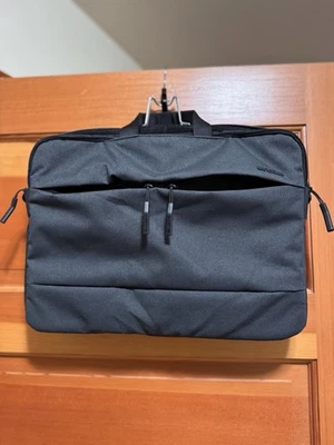 Bolsa para portátil Incase City Brief Series para dispositivos de 16 pulgadas carbón excelente estado Foto 1 de 3
