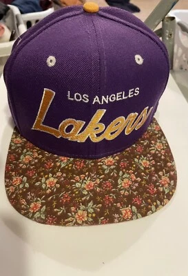 Sombrero Mitchell & Ness de la NBA LA Lakers Gorra Púrpura FLORES Cuero De Colección Sombrero para Mujer” Foto 1 de 4