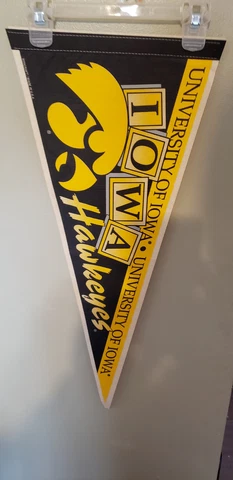IOWA HAWKEYES  VINTAGE  NCAA  RETRO FELT PENNANT  1/28/23 Cover
