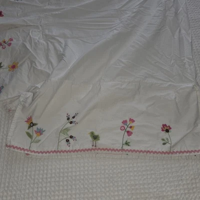 Falda de cuna Pottery Barn Kids 100 % algodón con pájaros y flores bordados Foto 1 de 4