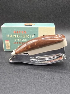 Cucitrice vintage Bates impugnatura manuale 88P con scatola cromata e finto legno USA - Foto 1 di 13