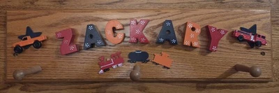 Casaco infantil feito à mão de madeira pendurado na parede rack Zackary 7"x24" - Imagem 1 de 3