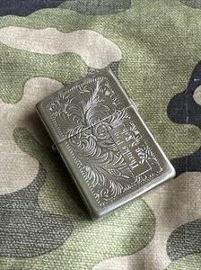 Encendedor Zippo 1997 vintage - diseño de pergamino florentino/veneciano - placa de plata - Imagen 1 de 6