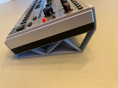 Behringer TD-3 / RD-6 Stand/Riser 15° - 3D printed Stand - PITCH3D — 第 1/4 张图片