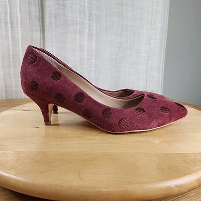 Zapatos de salón Anthropologie punteados para mujer talla 6 tacón de gatito rojo borgoña lunares Foto 1 de 4