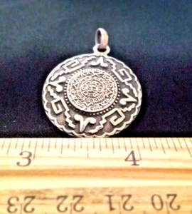 Colgante calendario azteca vintage de plata de ley. - Imagen 1 de 3
