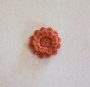 Aplique de flor de mamá de ganchillo naranja quemado 2 capas costura X pequeña - Imagen 1 de 2