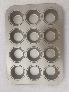Calphalon Padella Antiaderente per Muffin Latta 12 Tazze Robusta Metallo Teglia da Forno Cupcakes Usato in Ottime Condizioni - Foto 1 di 9