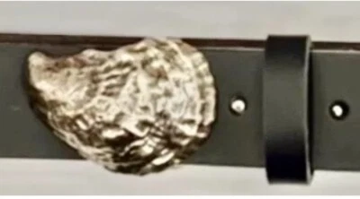 Hebilla de latón macizo Blue Point Oyster Shell: Artista Bernard Kelly/Cuero Bonfe Foto 1 de 3