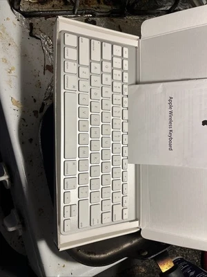 Apple Wireless Keyboard A314 bcgA314 White Tested Working Use AA Battery - Image 1 of 4