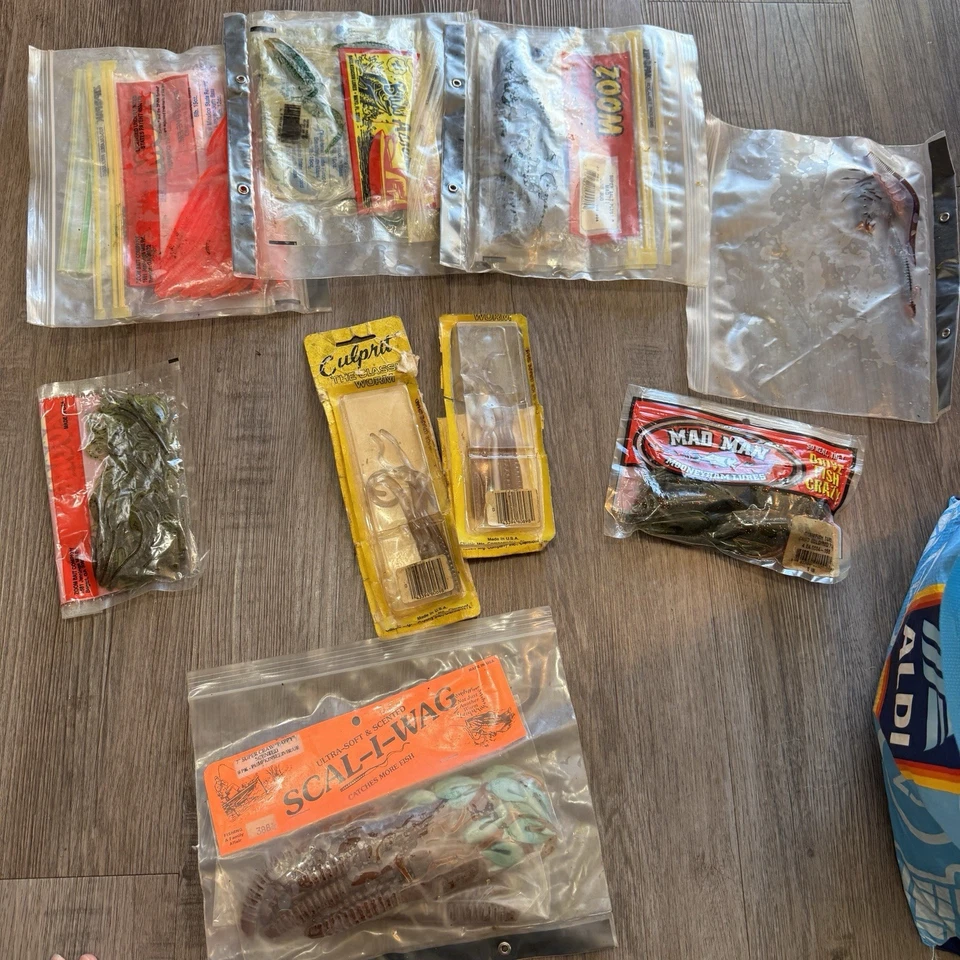 Lote de señuelos de pesca y cebo suave de colección raros coleccionables mezcla zoom mad man plantillas Foto 1 de 4