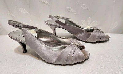 The Touch Of Nina Mujer 9.5M Tacones Plateados Correa Elegante Estrás Lazo Foto 1 de 4