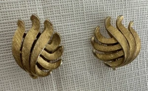 Vintage Trifari Gold Tone Clip On Earrings Abstract Flowing Leaves Ear Rings Set - Picture 1 of 7