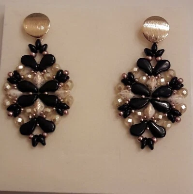 Orecchini Pendenti Fatti a Mano con Perle/Perline color Crema/Oro e Nero - Immagine 1 di 2