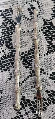 LOTE DE 2 GARFOS PEQUENOS CHIQUES ESTILO GALHO DE BAMBU DE METAL PRATEADO HORS D'OEVRES 🍢 - Imagem 1 de 4