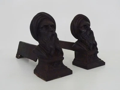 Grande paire de chenets de cheminée en fonte à tête de Touareg. France 19eme - Photo 1/4