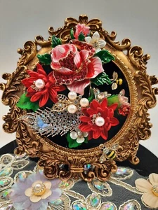 SCHMUCKKUNST - Strass und Kunstperlen Blumen im verzierten Goldrahmen - Bild 1 von 14