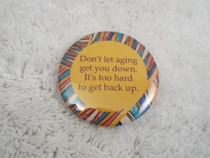 Don't Let Aging Get You Down... ~ Pin de botón Pinback de 2-1/4" (C58) - Imagen 1 de 2