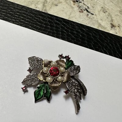 Broche assinado Avon Christmas Poinsétia S-T verde esmalte vermelho strass - Imagem 1 de 4