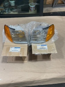 Ford NOS OEM Thunderbird Cougar Xr7 SC 1989-1995 Both Sides Corner Marker Light - Picture 1 of 13