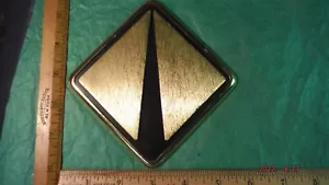 BP32 International Navistar Emblem Vintage Gold Metall 1990er INTERNATIONAL NAVISTAR - Bild 1 von 4